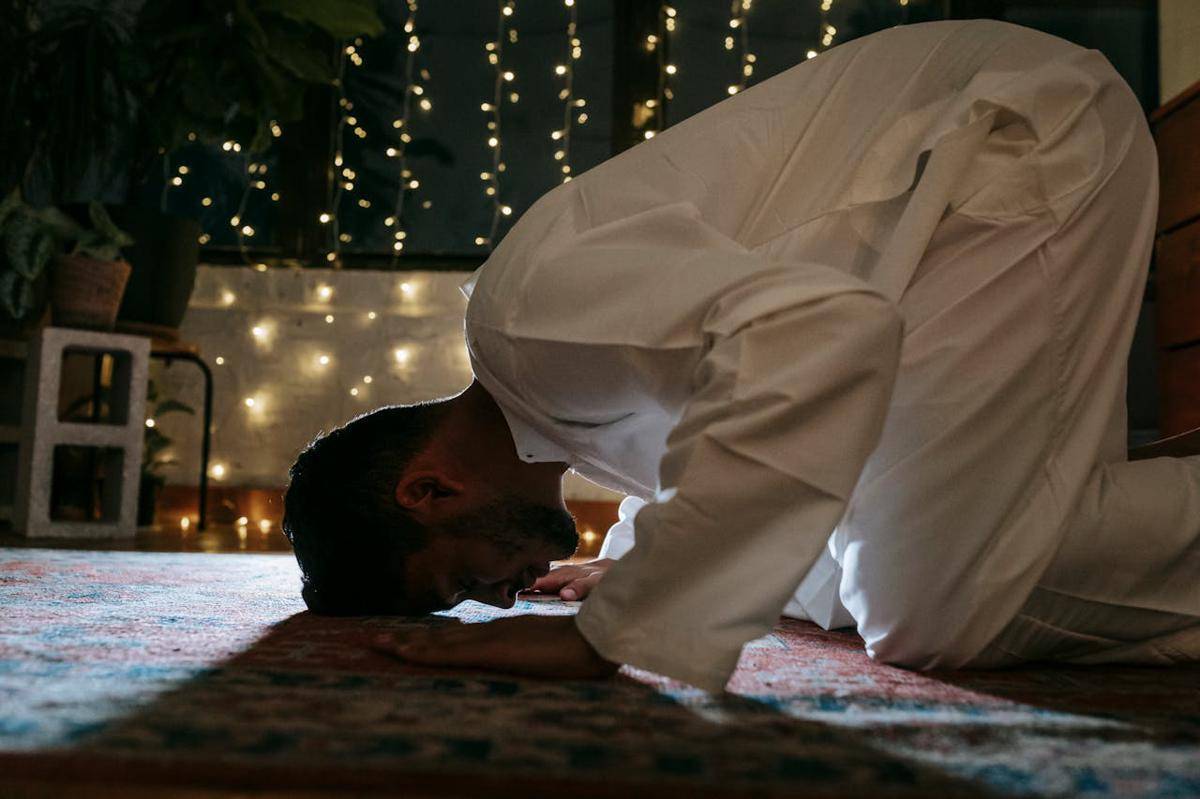 ilustrasi seorang laki-laki yang sedang salat (pexels.com/Michael Burrows)