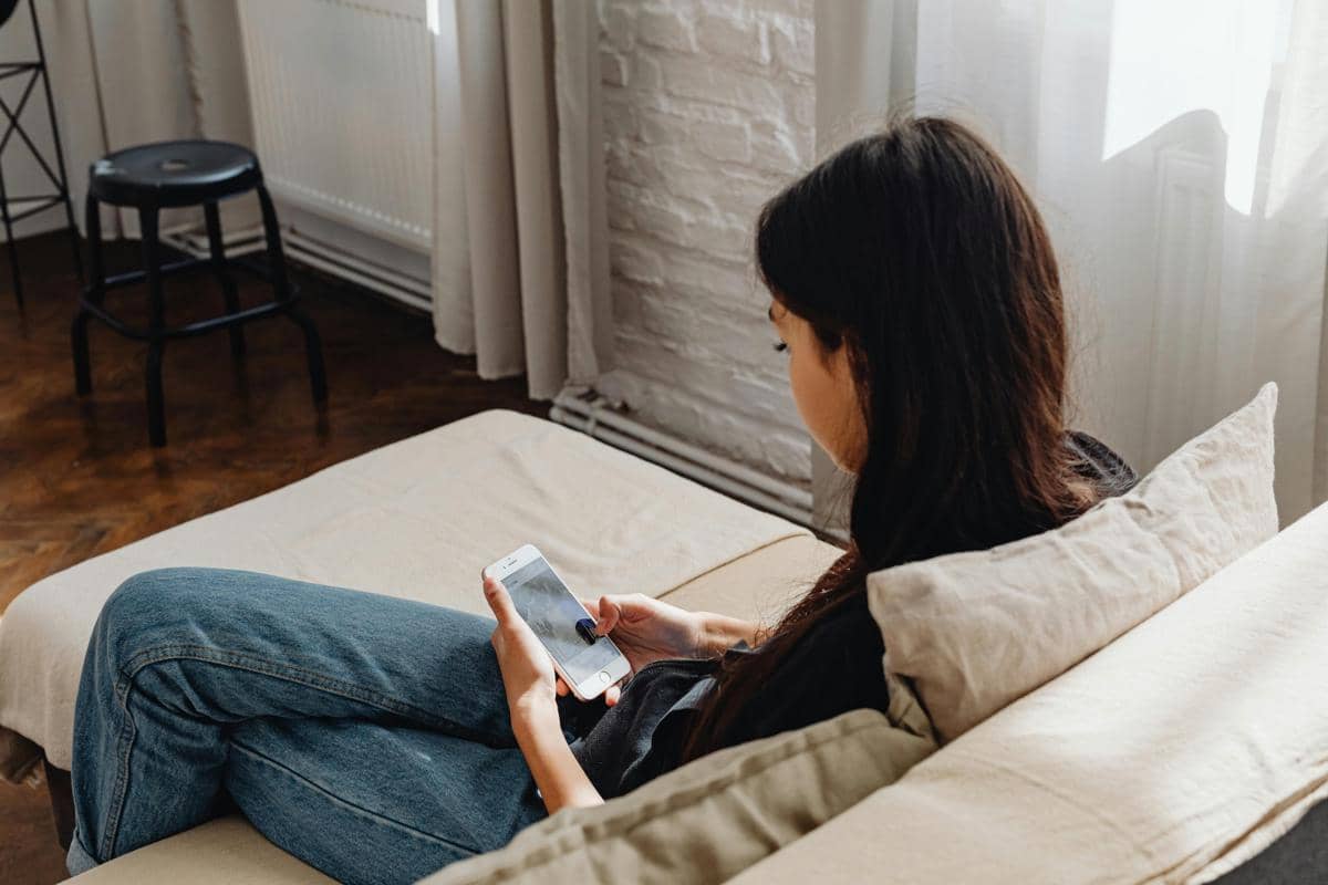 ilustrasi menonton tayangan streaming