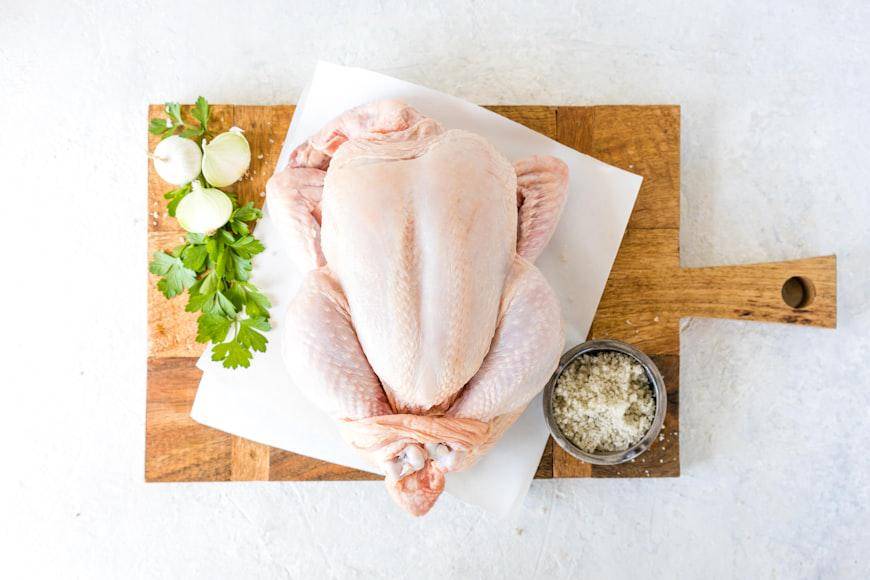Ilustrasi daging ayam utuh (unsplash.com/Hayley Ryczek)