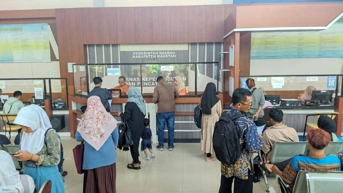 Aktivitas di kantor Dispendukcapil Magetan. IDN Times/Riyanto.