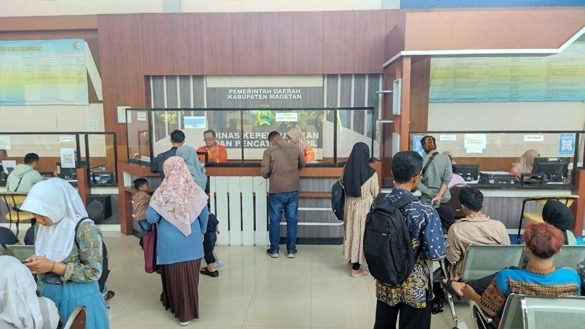 Aktivitas di kantor Dispendukcapil Magetan. IDN Times/Riyanto.