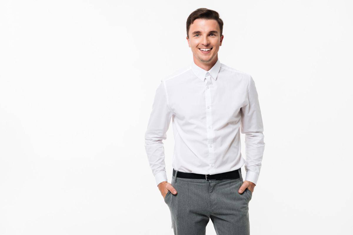 ilustrasi pria menggunakan baju slimfit (freepik.com/drobotdean)