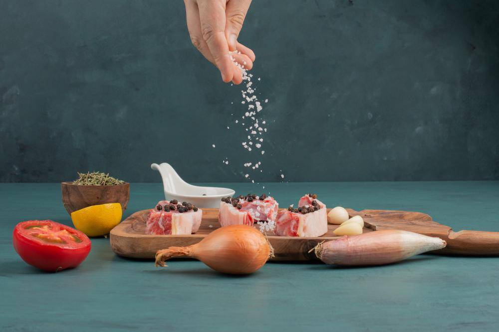 ilustrasi menambahkan penyedap rasa pada makanan (freepik.com/azerbaijan_stockers)