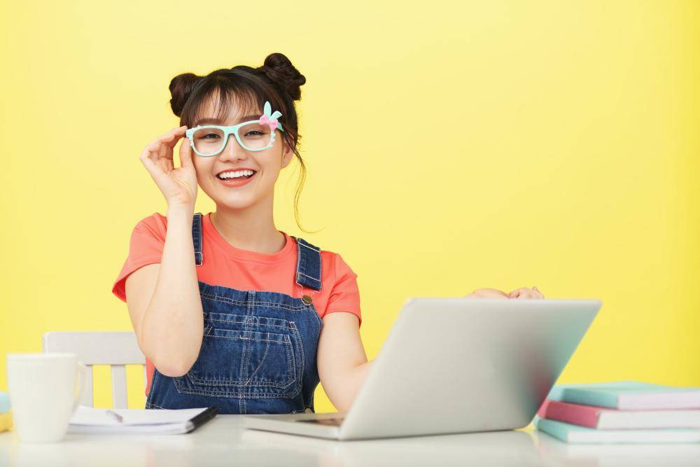 ilustrasi bekerja di depan laptop