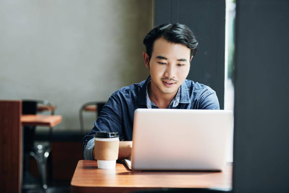 ilustrasi bekerja di depan laptop