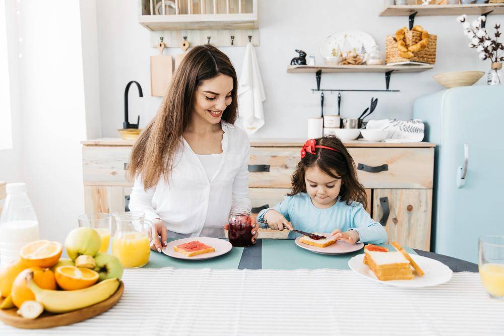 ilustrasi ibu dan anak makan bersama (freepik.com/freepik)