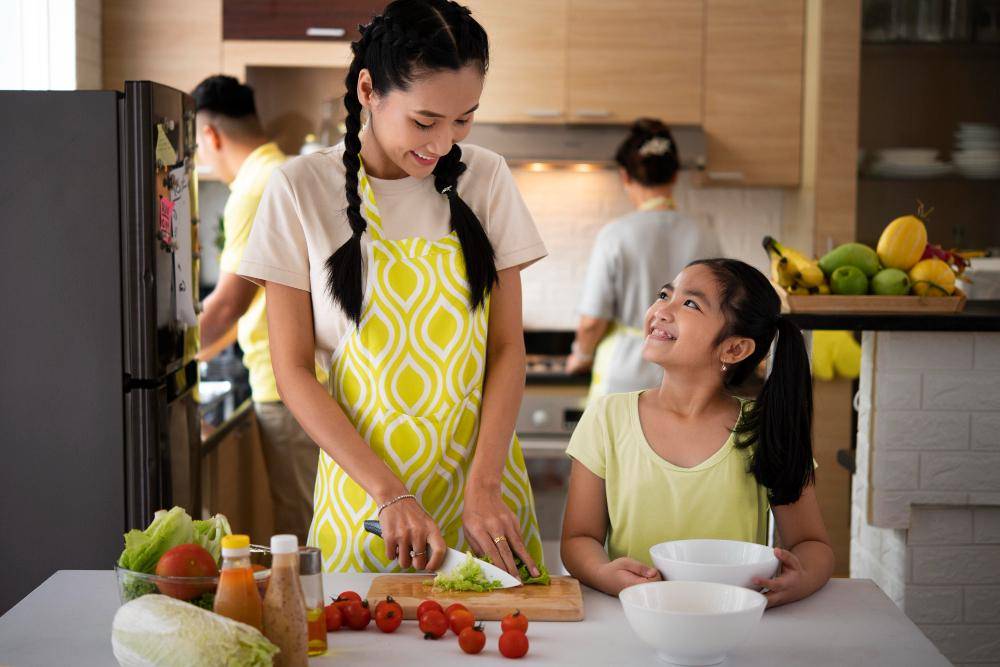 ilustrasi ibu dan anak menyiapkan makanan (freepik.com/freepik)