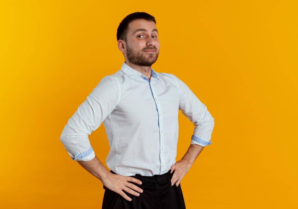 ilustrasi pria menggunakan baju slimfit (freepik.com/stockking)