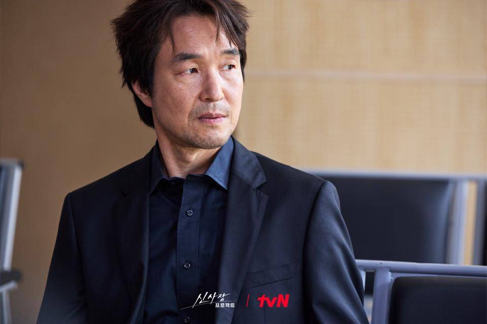 potret Han Suk Kyu di drakor Shin's Project (dok. tvN/Shin's Project)