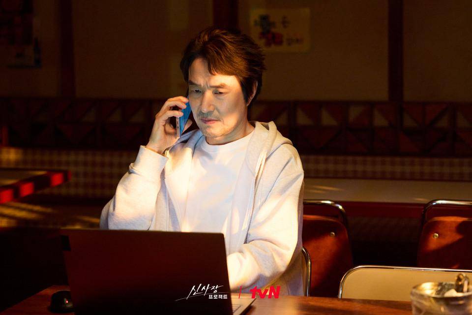 potret Han Suk Kyu di drakor Shin's Project (dok. tvN/Shin's Project)