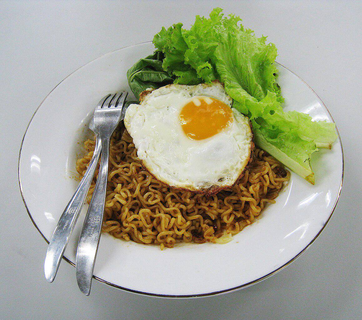 ilustrasi mie dengan telur (commons.wikimedia.org/Gunawan Kartapranata)