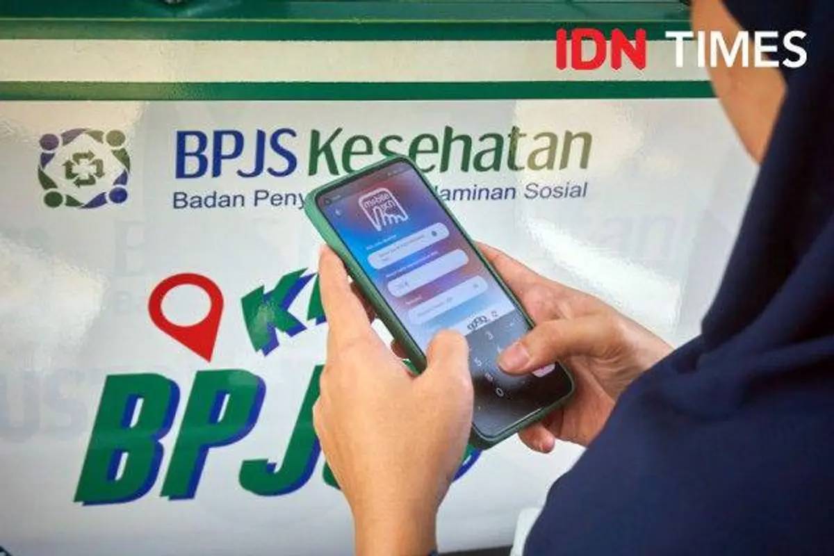 ilustrasi menggunakan aplikasi mobile Jaminan Kesehatan Nasional (JKN) BPJS Kesehatan. (IDN Times/Dhana Kencana)