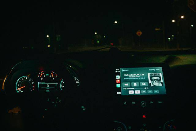 ilustrasi memutar musik di mobil (unsplash.com/Bruno Guerrero)