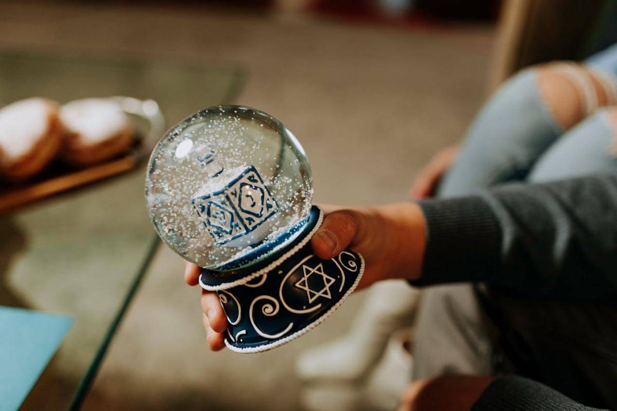 ilustrasi snow globe suvenir liburan (pexels.com/RDNE Stock project)