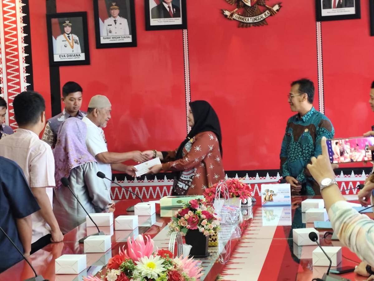 Walikota Bandar Lampung, Eva Dwiana saat memberikan bantuan kepada warga. (IDN Times/Muhaimin)