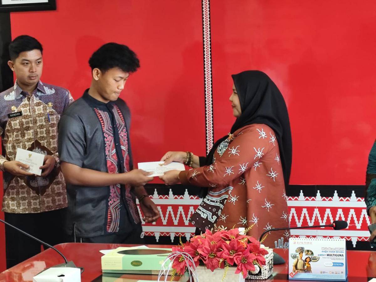 Penerima bantuan dari Pemkot Bandar Lampung. (IDN Times/Muhaimin)