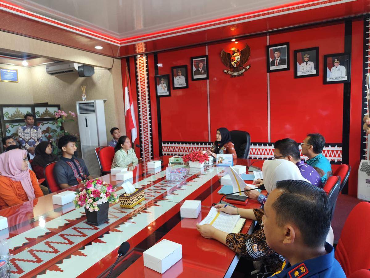 Walikota Bandar Lampung, Eva Dwiana saat bertemu warga korban bencana di Pemkot Bandar Lampung. (IDN Times/Muhaimin)