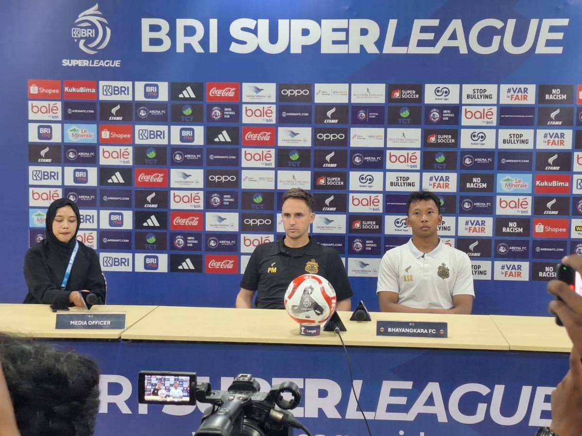 Pelatih Bhayangkara Presisi Lampung FC, Paul Munster dan Kapten Bhayangkara Presisi Lampung FC, Awan Setho Raharjo saat konferensi pers usai laga kontra Arema FC. (IDN Times/Bhayangkara Presisi Lampung FC)