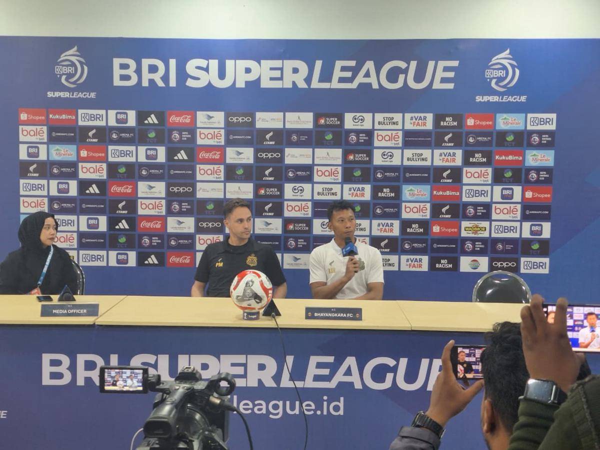 Pelatih Bhayangkara Presisi Lampung FC, Paul Munster dan Kapten Awan Setho Raharjo saat konferensi pers usai laga kontra Arema FC.