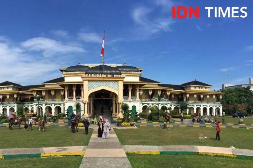 Istana Maimun menjadi salah satu objek wisata favorit di Kota Medan. Istana ini merupakan bukti kebesaran Kesultanan Deli (IDN Times/Prayugo Utomo)