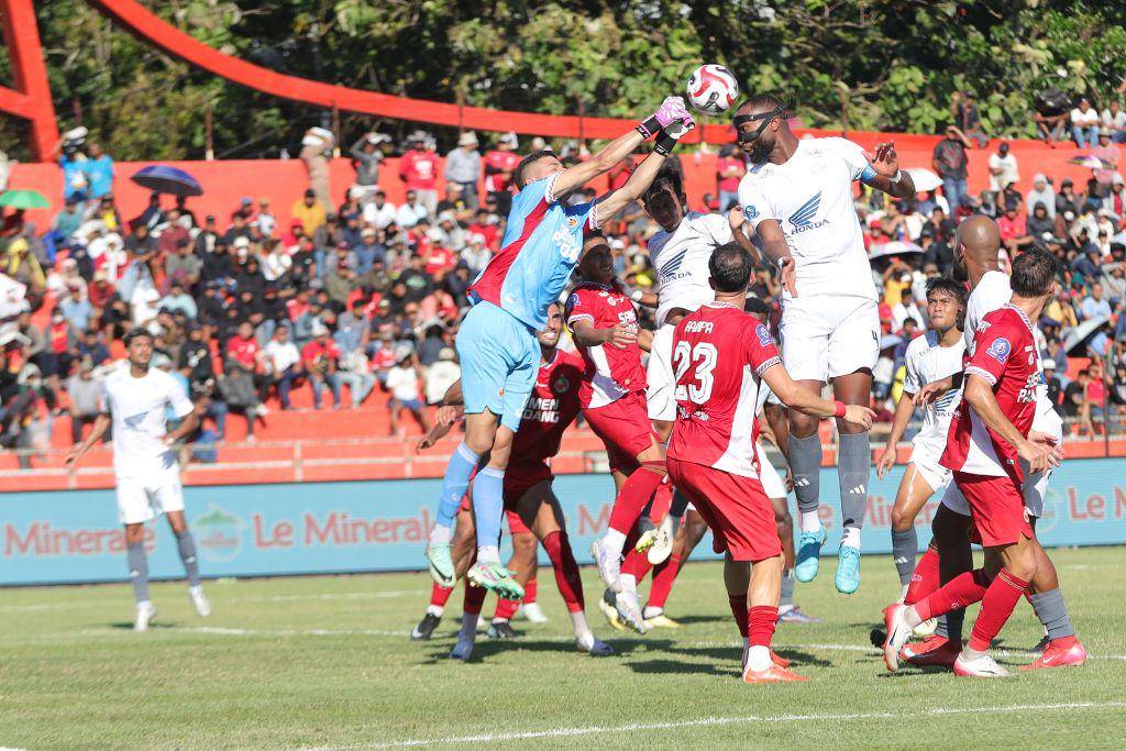 Salah satu momen pertandingan pekan ketiga BRI Super League 2025/2026 antara Semen Padang versus PSM Makassar di Stadion H. Agus Salim Padang pada 22 Agustus 2025. (Dok. Ofisial PSM Makassar/Agung Dewantara)