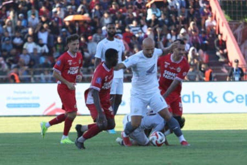 Salah satu momen pertandingan pekan ketiga BRI Super League 2025/2026 antara Semen Padang versus PSM Makassar di Stadion H. Agus Salim Padang pada 22 Agustus 2025.