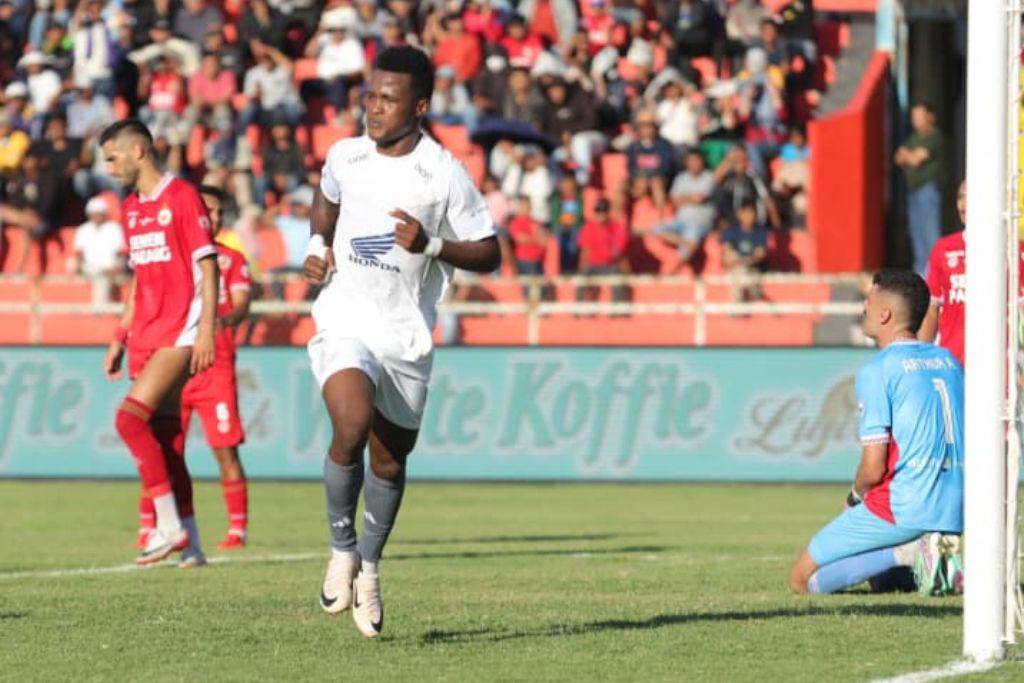 Pemain PSM Makassar, Abu Kamara (tengah), saat merayakan gol yang ia cetak ke gawang Semen Padang dalam laga pekan ketiga BRI Super League 2025/2026 di Stadion H. Agus Salim Padang pada 22 Agustus 2025.