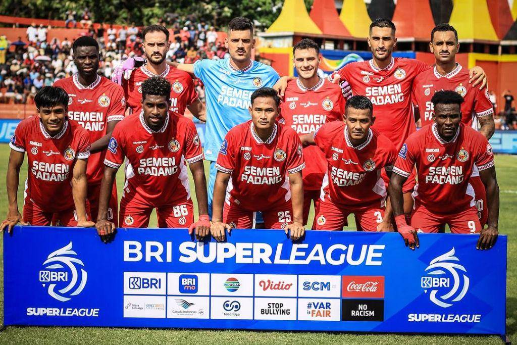 Para pemain Semen Padang berpose jelang laga pekan kedua BRI Super League 2025/2026 melawan Dewa United di Stadion H. Agus Salim Padang pada 15 Agustus 2025. (Instagram.com/semenpadangfcid)