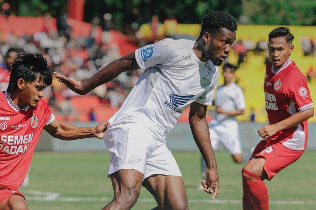 Aksi pemain PSM Makassar, Jaqcues Themopele, dalam laga pekan ketiga BRI Super League 2025/2026 melawan Semen Padang di Stadion H. Agus Salim Padang pada 22 Agustus 2025. (Instagram.com/psm_makassar)
