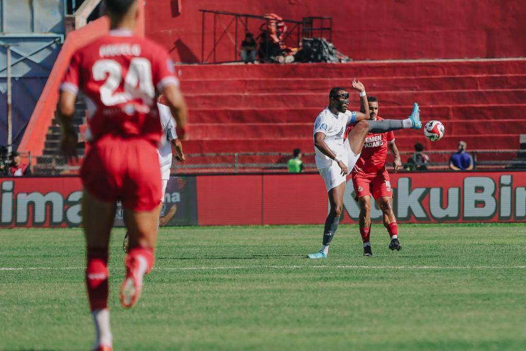 Salah satu momen laga pekan ketiga BRI Super League 2025/2026 antara Semen Padang melawan PSM Makassar di Stadion H. Agus Salim Padang pada 22 Agustus 2025. (Instagram.com/psm_makassar)