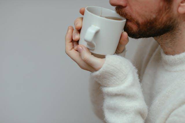 ilustrasi pria sedang minum (pexels.com/Cup of Couple)