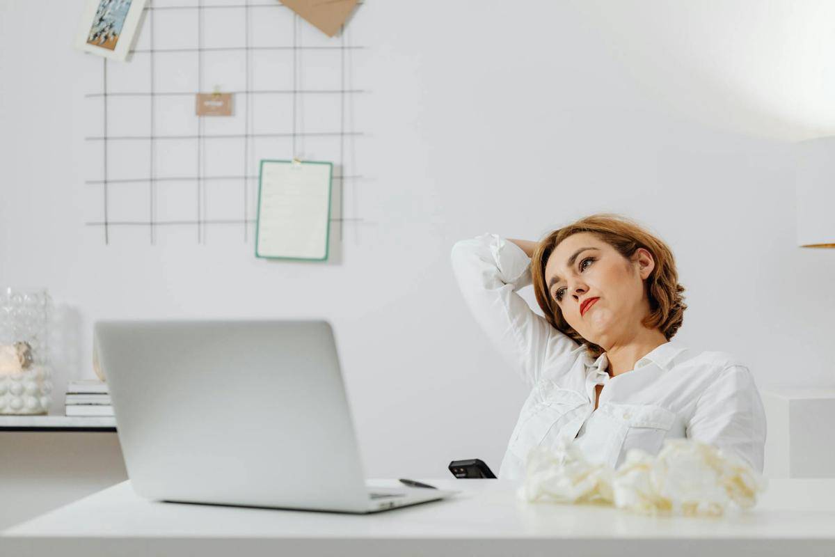 ilustrasi seorang perempuan overthinking (pexels.com/Photo By: Kaboompics.com)