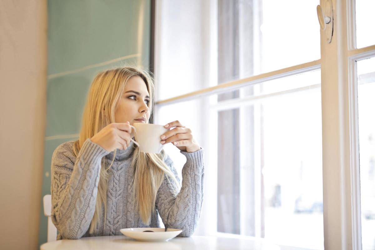 ilustrasi seseorang memegang cangkir kopi (pexels.com/Andrea Piacquadio)