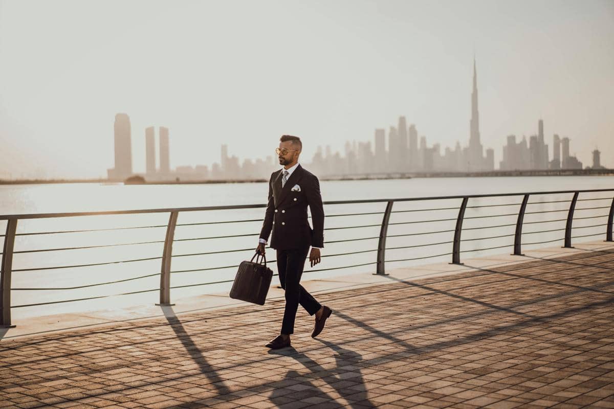 ilustrasi orang berjalan di Dubai (pexels.com/The Lazy Artist Gallery)