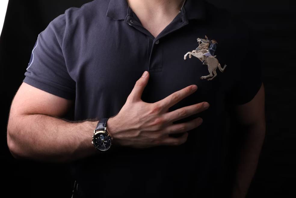illustrasi pria dengan kaos polo (unsplash.com/ahmad ali)
