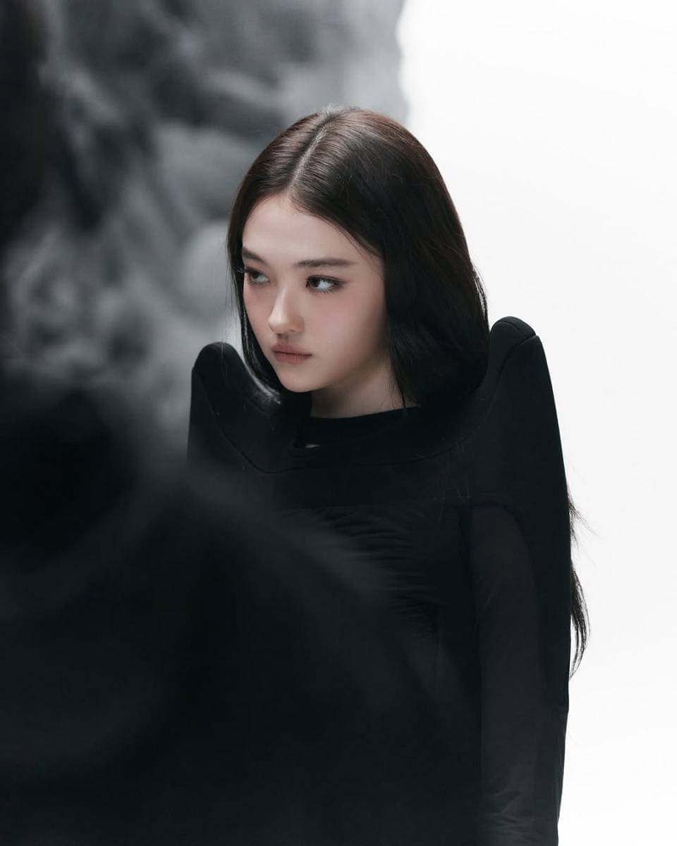 Ella MEOVV (instagram.com/theblacklabel)