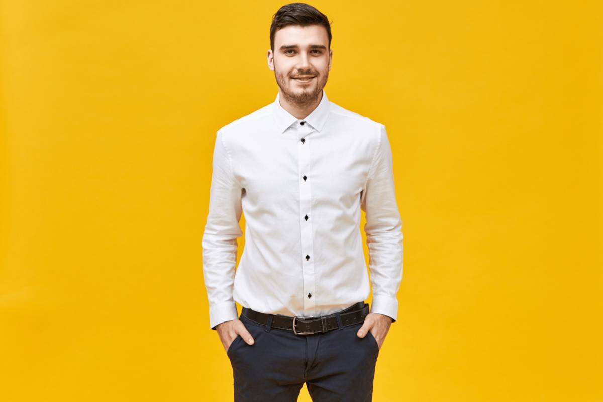 ilustrasi pria menggunakan baju slimfit (freepik.com/karlyukav)