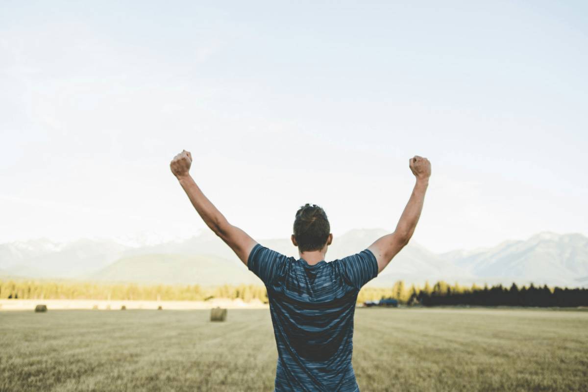 ilustrasi pria bahagia (unsplash.com/japhethmast)