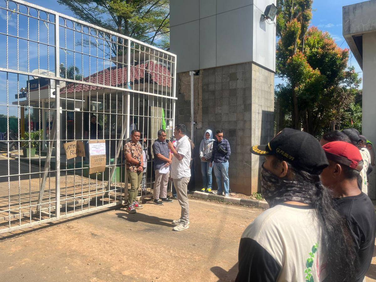 Aksi demontrasi di depan Kejati Sumsel untuk menuntut evaluasi pembangunan jalan khusus batu bara