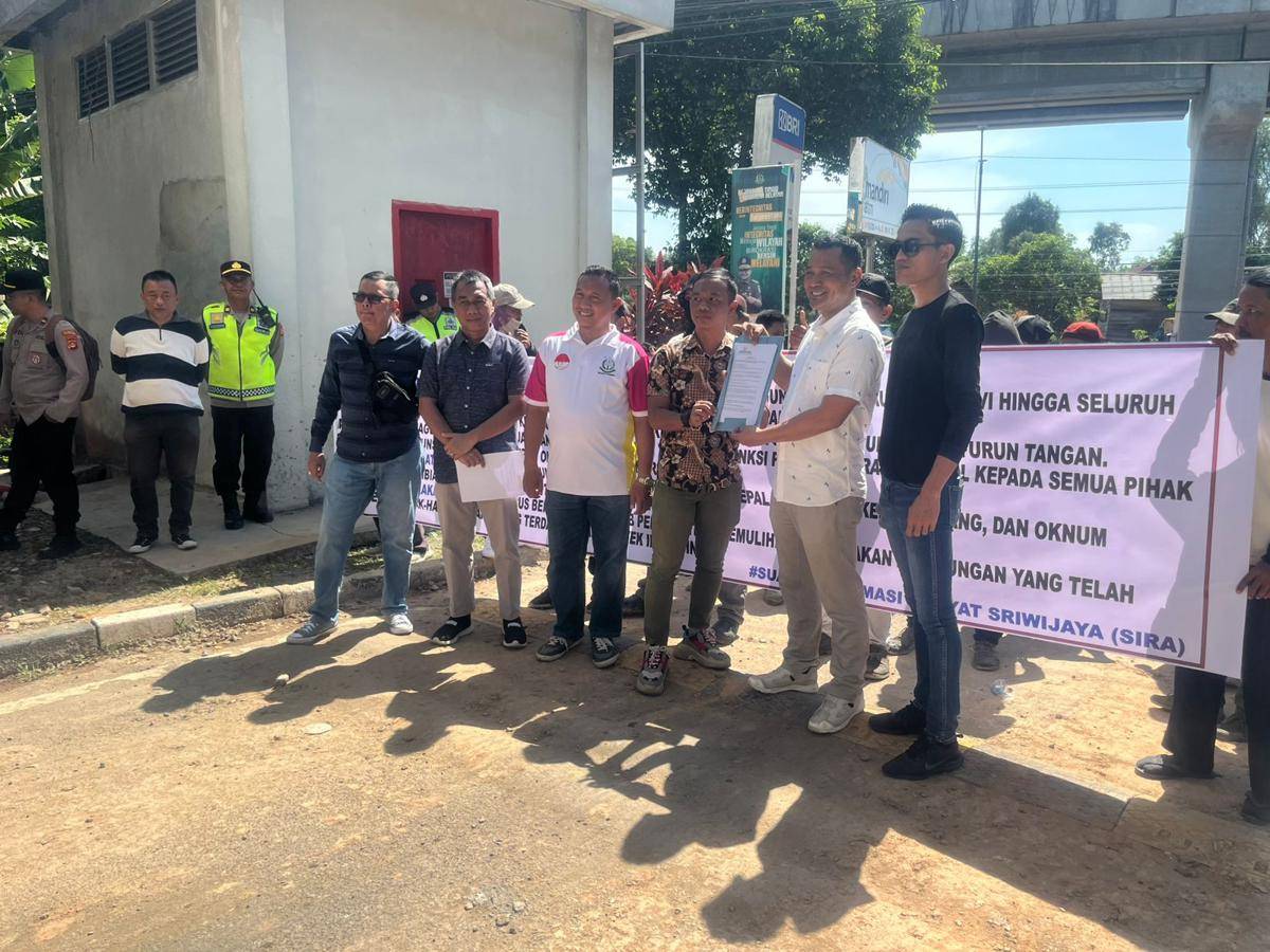 Aksi demontrasi di depan Kejati Sumsel untuk menuntut evaluasi pembangunan jalan khusus batu bara 