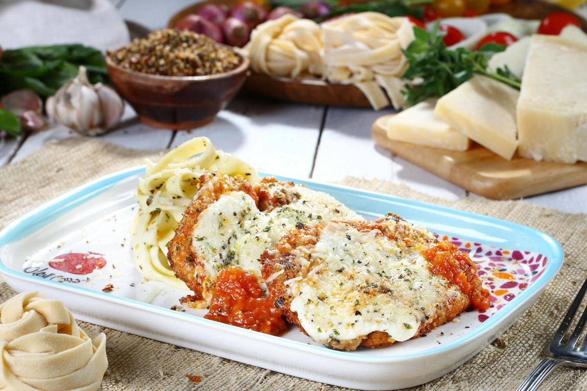 Potret chicken garlic parmesan dengan pasta