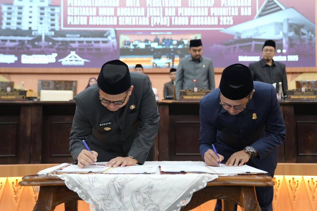 Wali Kota Makassar Munafri Arifuddin dan Ketua DPRD Makassar Supratman menandatangani nota kesepakatan KUA-PPAS Perubahan APBD 2025 senilai Rp5,1 triliun di Gedung DPRD, Jumat (22/8/2025).