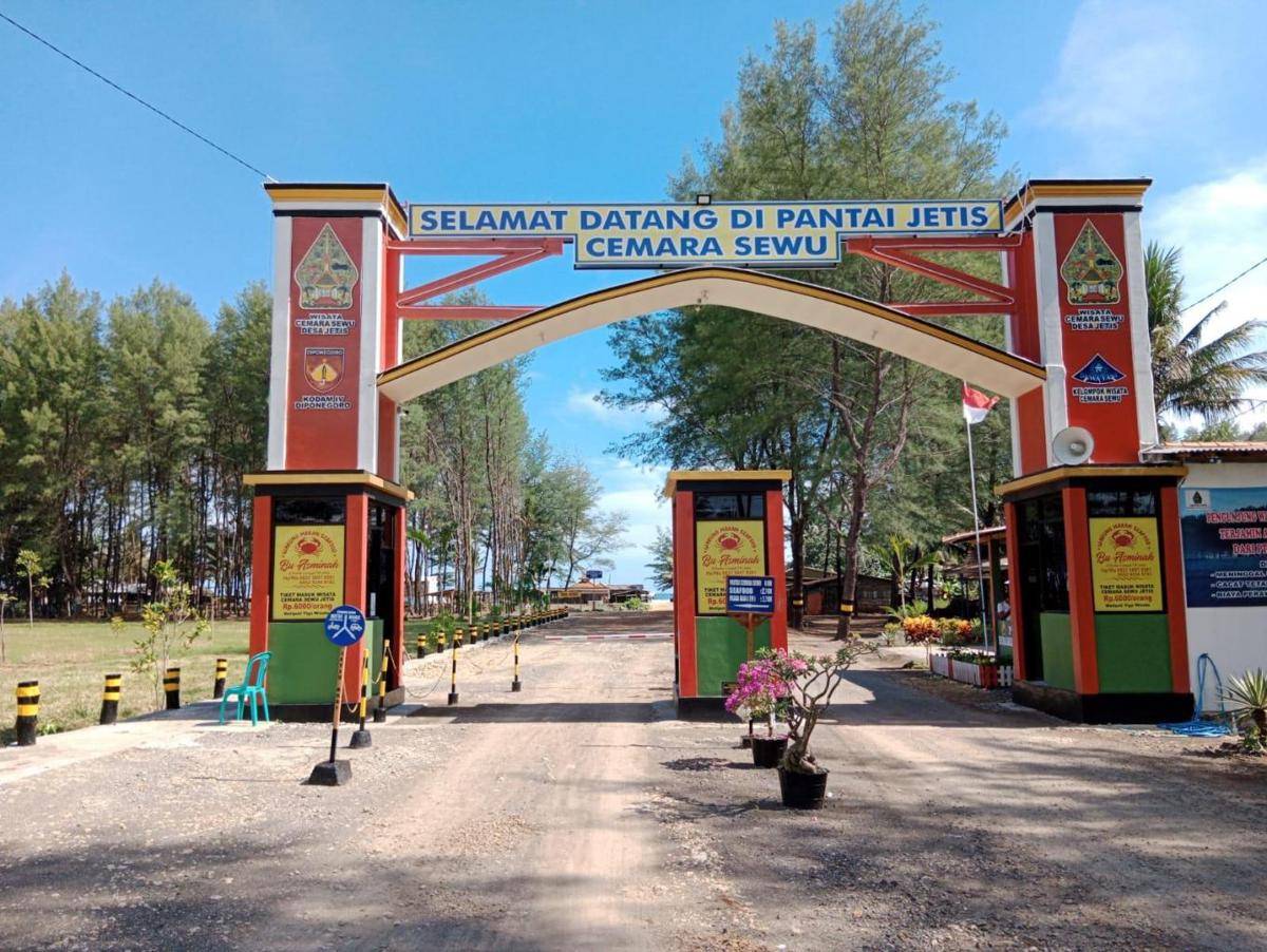 Wisata di Cilacap Pantai Cemara Sewu