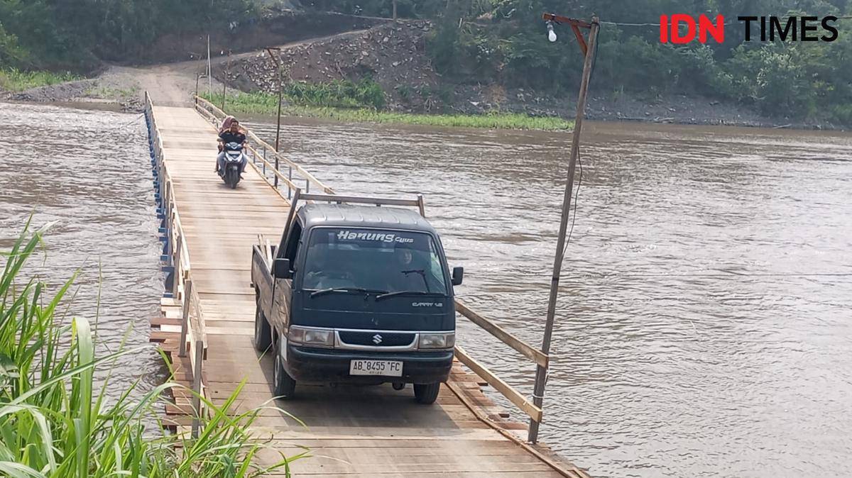 Jembatan apung di Sungai Progo untuk mempersingkat jarak waktu ke Yogyakarta.