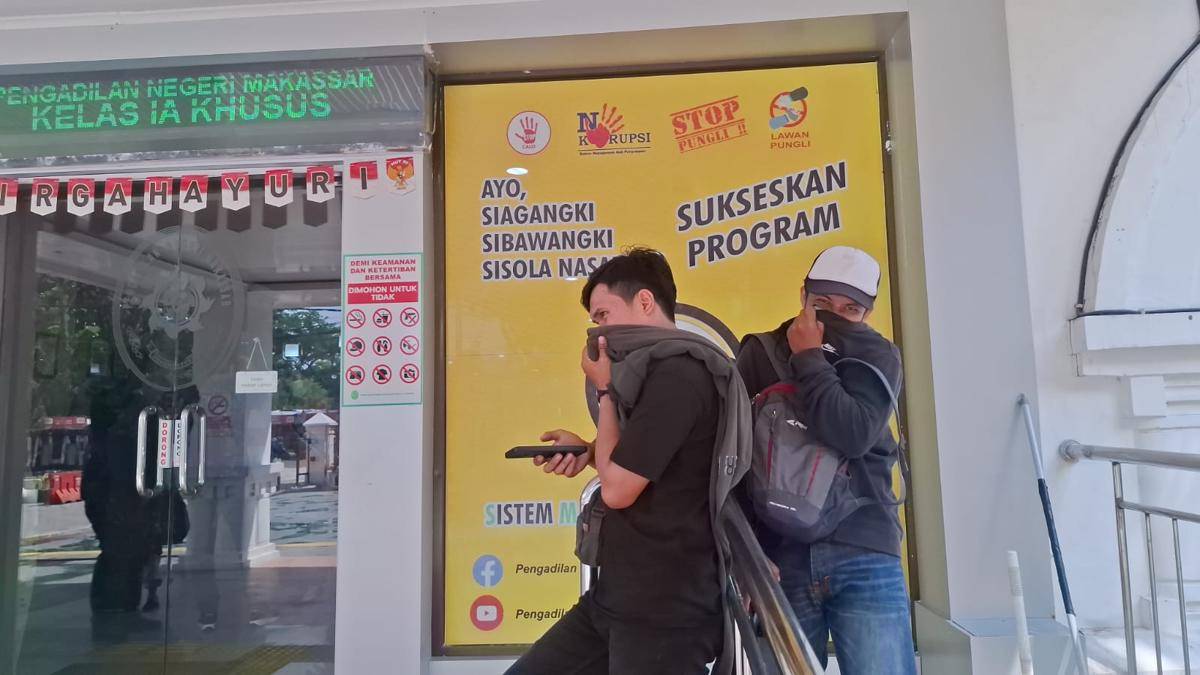 Massa melempari gedung Pengadilan Negeri Makassar dengan batu dan kotoran, saat berdemonstrasi, Kamis (21/8/2025). (IDN Times/Darsil Yahya)