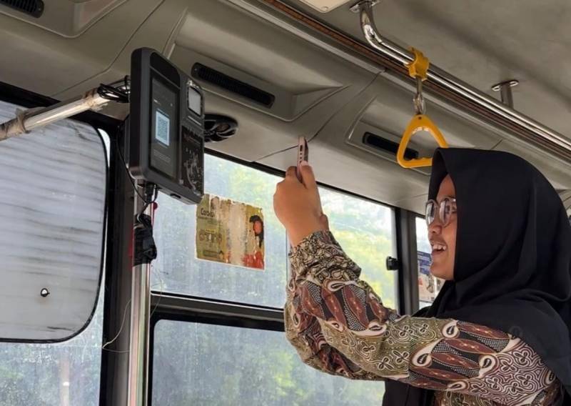 Penggunaan Qris Tap di BRT Tayo Kota Tangerang