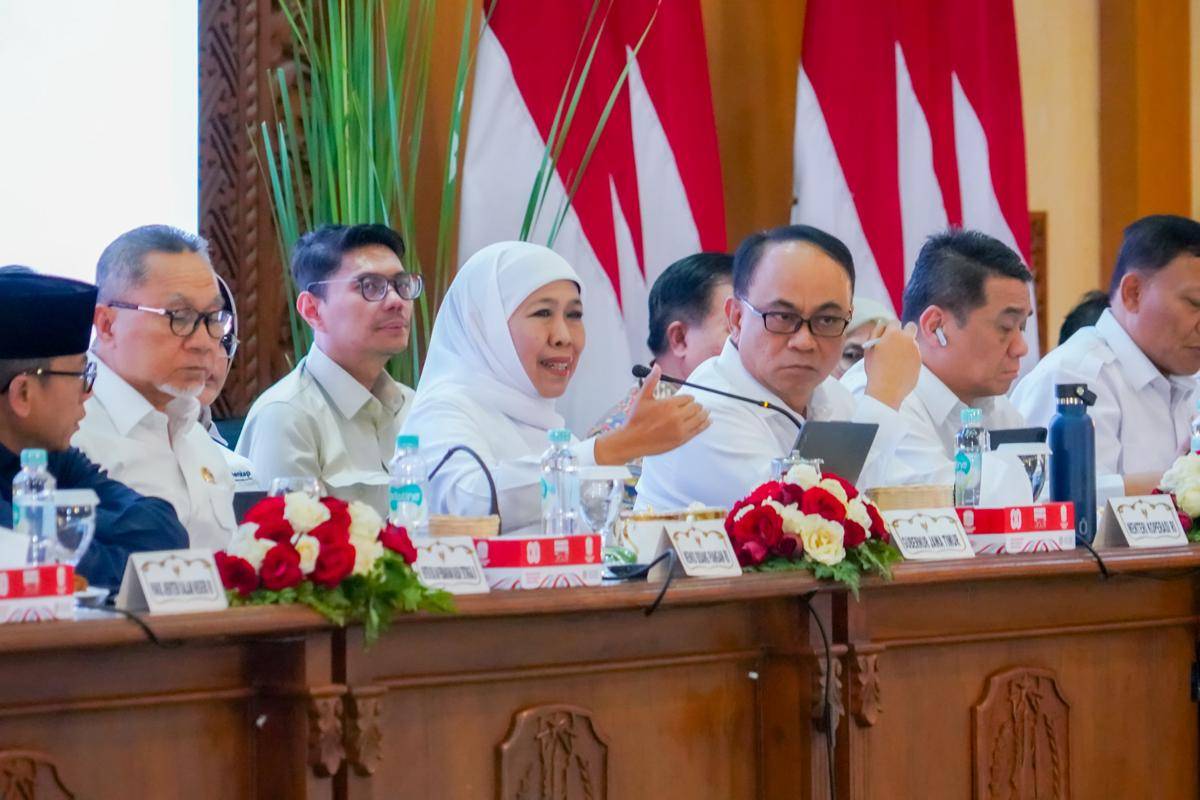 Gubernur Jatim Khofifah Indar Parawansa saat memaparkan progres Koperasi Merah Putih dalam Rapat Konsolidasi Program Prioritas Nasional di Bidang Pangan pada Kamis (21/8/2025).