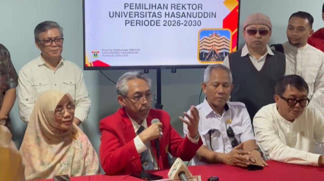 Prof Budu memberikan keterangan pers usai  mendaftar sebagai bakal calon Rektor Unhas periode 2026-2030, Jumat (22/8/2025).