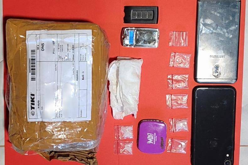 Sabu diselipkan ke dalam paket kue.