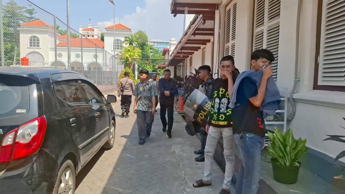 Mobil jadi sasaran dalam aksi demonstrasi yang berlangsung ricuh di Pengadilan Negeri Makassar, Kamis (21/8/2025). (IDN Times/Darsil Yahya)